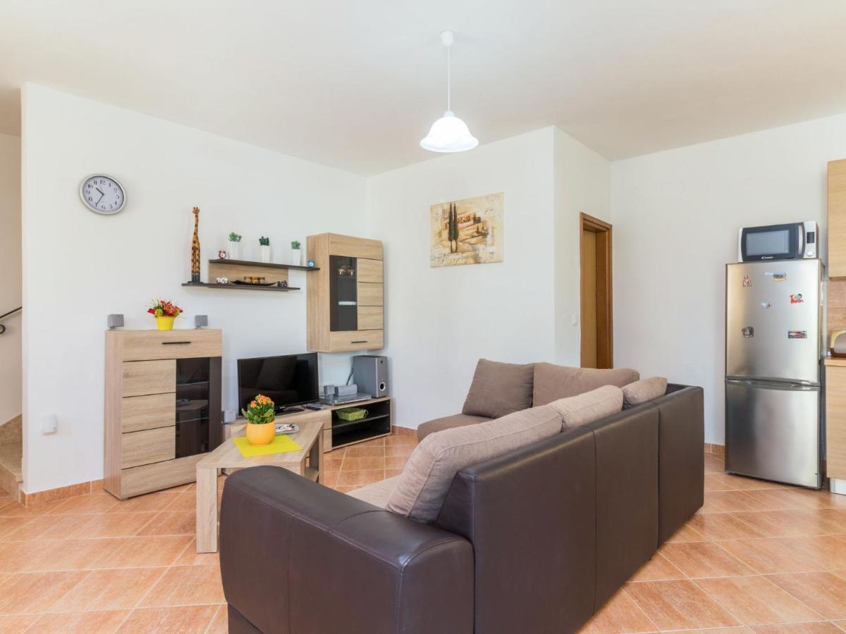 Antoni - Ipc106 By Interhome Pican