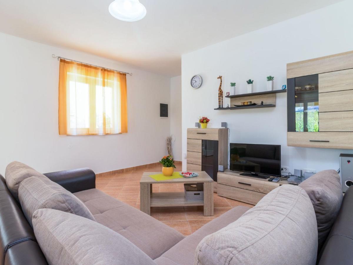 Antoni - Ipc106 By Interhome *
